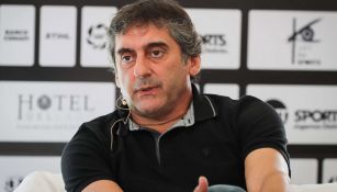 Francescoli, durante una charla con los medios