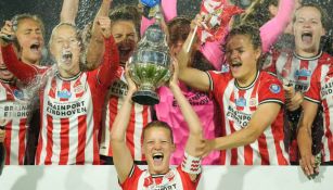 Jugadoras del PSV celebran tras triunfo