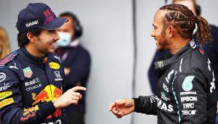 Checo Pérez y Lewis Hamilton después de una carrera