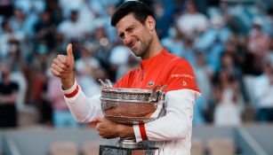 Djokovic abraza su trofeo de Roland Garros