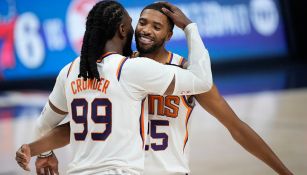 Jugadores de los Suns celebran la barrida