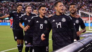 Chicharito festeja un gol con el Tri 