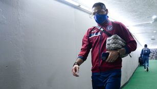 Pablo Aguilar camina en uno de los túneles del Estadio Azteca 
