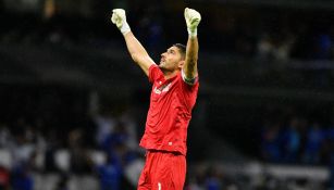 Jesús Corona durante un partido con Cruz Azul