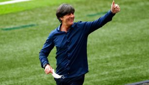 Löw saluda al público en un juego de Alemania