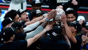 Bucks celebran con el trofeo después de vencer a los Hawks