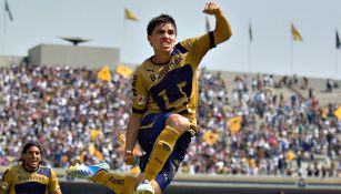 Efraín Velarde festeja un gol con Pumas 