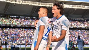 Cabecita y Giménez celebrando un gol vs León