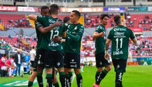Jugadores de Santos celebran gol vs Necaxa