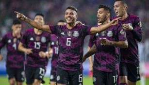 Futbolistas mexicanos festejando un gol