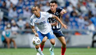 Yoshimar Yotún de Cruz Azul frente a Charly Rodríguez de Rayados