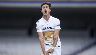 Juan Ignacio Dinenno festeja un gol con Pumas