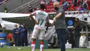 Guillermo Vázquez da instrucciones en el Chivas vs Necaxa