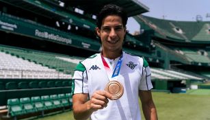 Diego Lainez presume su medalla tras el regreso a Betis