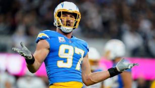 Joey Bosa en festejo con Chargers