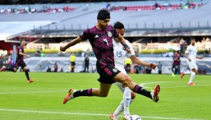 Raúl Jiménez durante un partido con el Tri