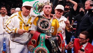 Team Canelo posa sobre el ring tras pelea contra Caleb Plant