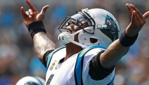 Cam Newton celebra una de sus cuatro anotaciones