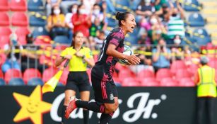 Stephany Mayor durante un partido con México