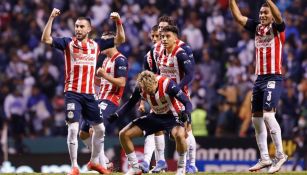 Jugadores de Chivas en festejo 