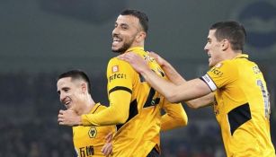 Jugadores del Wolverhampton festejan un gol 