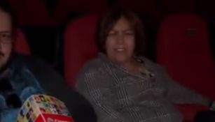 Mujer provoca pelean en el cine