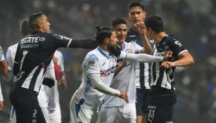 Jugadores de Rayados y Cruz Azul durante partido