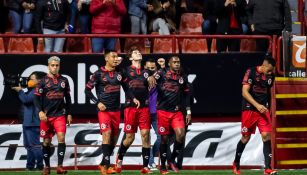 Jugadores de Xolos festejando un gol vs Atlas