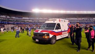 Una ambulancia ingresa al campo