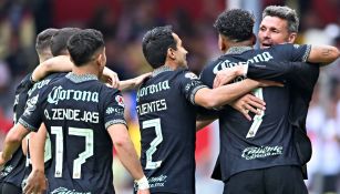 Fernando Ortiz en celebrando un gol con sus jugadores