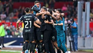 Jugadores del América festejando gol con Fernando Ortiz en el Azteca