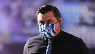 Juan Carlos Cacho dirigiendo a Pachuca en la Liga MX Femenil