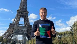 Cristóbal Soria frente a la Torre Eiffel