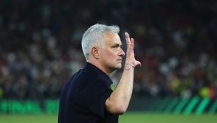Mourinho dirigiendo un partido de la Roma
