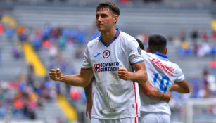 Santi Giménez celebrando su gol con Cruz Azul