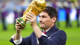 Iker Casillas llevó la Copa del Mundo en el Estadio Lusail