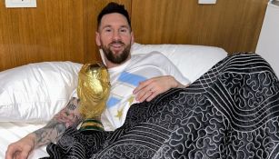 Messi durmiendo con la Copa del Mundo