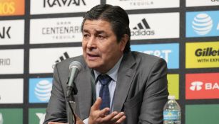 El entrenador mexicano durante una conferencia de prensa