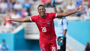 Roberto Nurse festejando un gol con Panamá