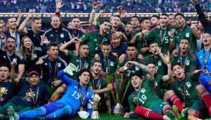 La Selección Mexicana celebrando la consecución de la Copa Oro