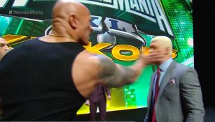 The Rock da cachetada a Cody Rhodes tras robarle el Main Event en Wrestlemania 40