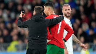 Fan invade cancha para tomarse foto con Cristiano Ronaldo y le da un beso