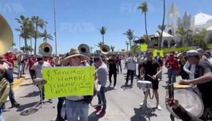 Músicos protestan en Mazatlán para que los dejen trabajar en las playas