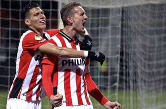 Moreno felicita a Luuk de Jong tras anotar un gol