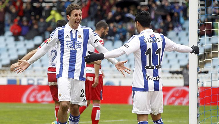 Carlos Vela festeja con Oyarzábal tras un gol