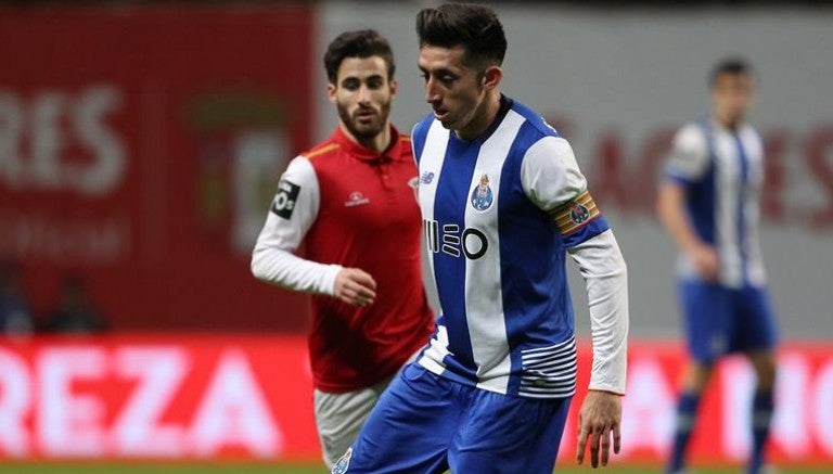 Héctor Herrera conduce el balón en juego del Porto