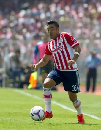 MEXSPORT Marco Fabián conduce el balón