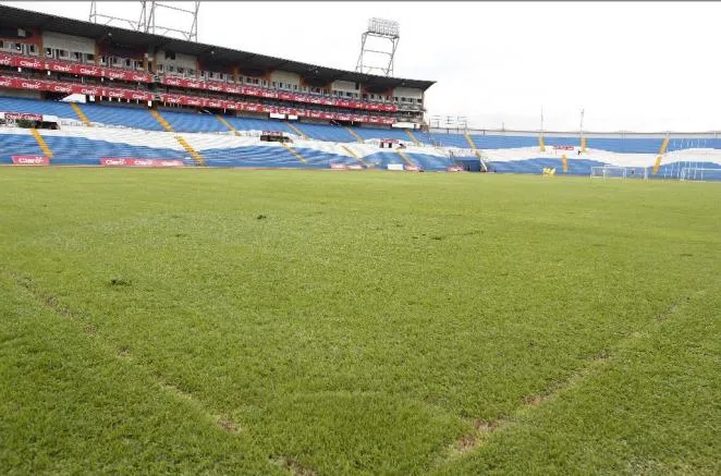DANIEL GÁMEZ El pasto de la cancha se encuentra en mal estado