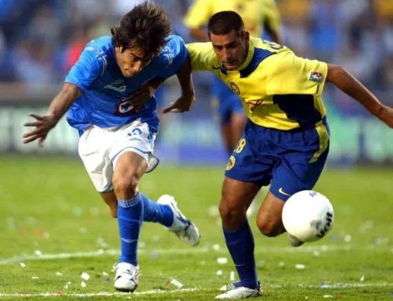 MEXSPORT Raúl Salinas pelea un balón con César Delgado