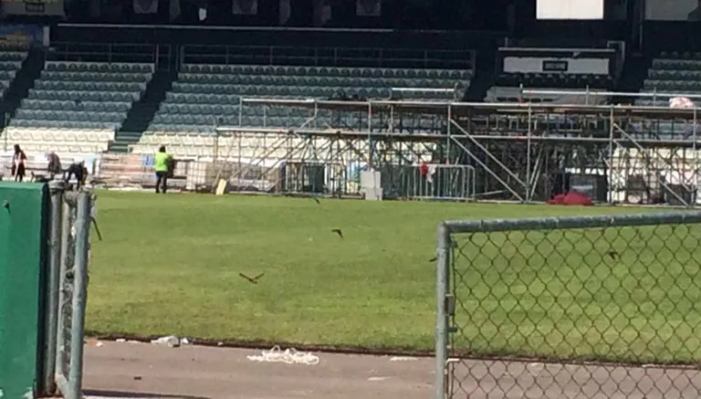 ESPECIAL Los trabajadores retiran las estructuras que usaron con el Papa